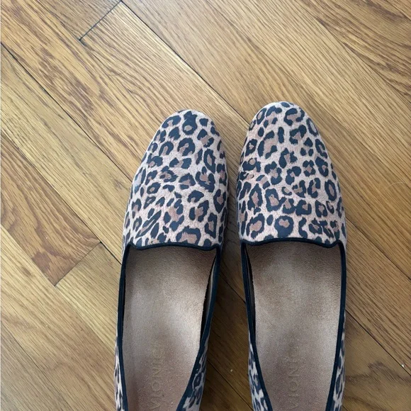 Vionic leopard skin shoes
8.5 - Picture 1 of 2